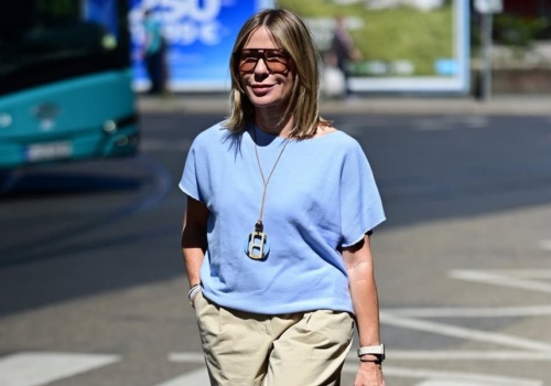 Ten ażurowy sweterek wywołał szał wśród kobiet. Ma najmodniejszy kolor sezonu i boski krój