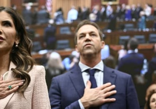 Kristi Noem, twarda kobieta w męskim świecie. Zabiła psa, robiła karierę u Trumpa. Aż ją wyrzucił