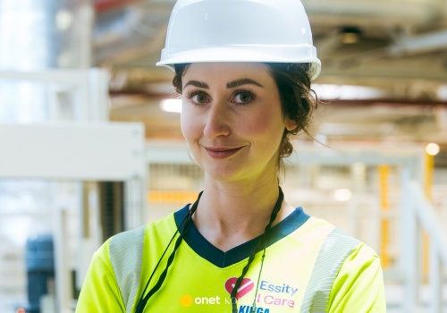 Kinga pracuje w fabryce. 