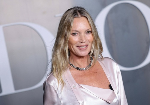 Kate Moss w stonowanej szarości. Stylowo i z klasą