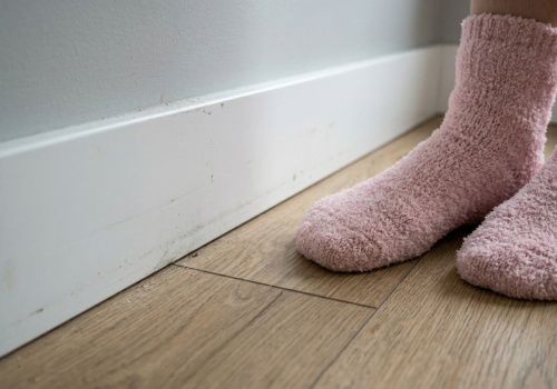 Koniec z klękaniem przy listwach. Będą lśnić bez kucania i bez szorowania. Wystarczy rzecz z szafy