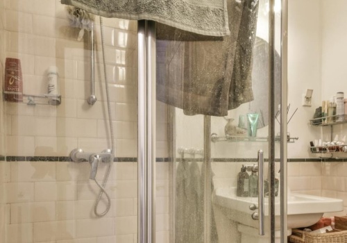 Ten trik na mycie kabiny prysznicowej jest dziwny... ale działa. Wystarczy produkt z kuchni