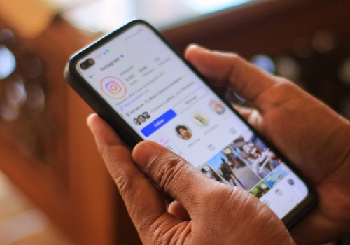 Polacy masowo zgłaszają fake newsy. Big techy mają to w nosie