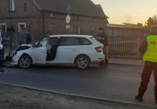 Nie zauważył nadjeżdżającego auta. Kobieta trafiła do szpitala