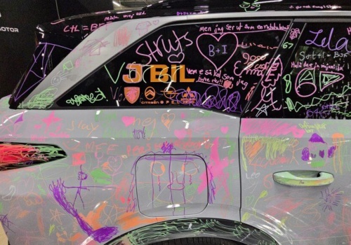 Starszy mężczyzna był oburzonym bo dzieci pomalowały nowego Peugeot 5008