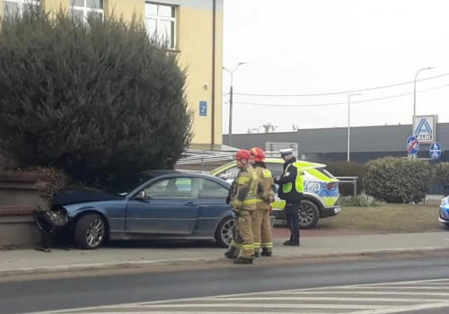 Sokołów Podlaski: Samochód uderzył w murek przy budynek ZUS.