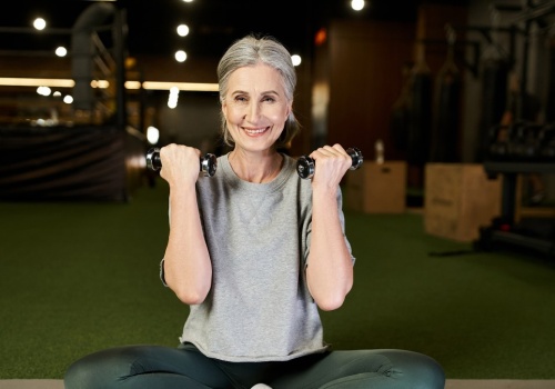 Tyje brzuch, słabną kości i znikają mięśnie. Tak odwrócisz skutki menopauzy