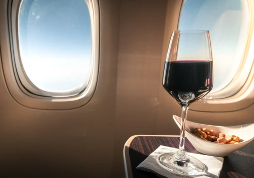 Jak polecieć wyższą klasą bez dopłat? Stewardesa obalił mit