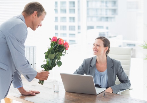 Od goździka do „Soft Power” – nowa definicja kobiecego kapitału