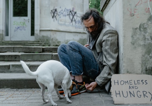 Gminy odsyłają bezdomnych „do domu