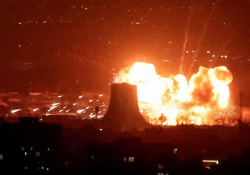 Podsumowanie wojny na Bliskim Wschodzie (08.03.2026). Fala uderzeń na „krwiobieg gospodarki”, czarny dym na ulicach