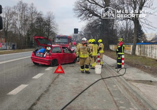 Zagapił się za kierownicą i uderzył w bariery. Barierka przebiła Seata