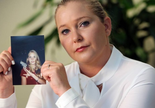 Epstein oddał ją w ręce 