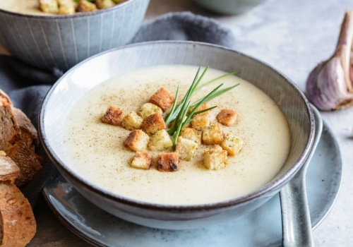 Aromatyczna zupa z pulpecikami z białej kiełbasy, która rozgrzewa i zaskakuje smakiem