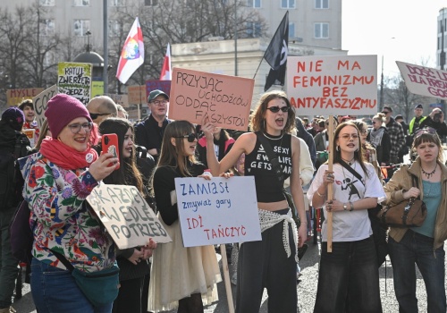 Manifa 2026: „Przyjąć uchodźców, oddać faszystów”. Feministki wyszły na ulice Warszawy w Dzień Kobiet