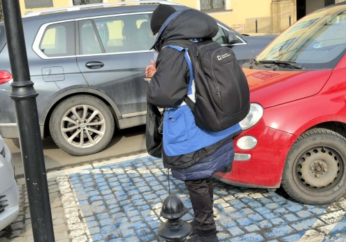 Kontrolerzy strefy płatnego parkowania w Krakowie. Jak wyglądają ich warunki pracy i bezpieczeństwo?