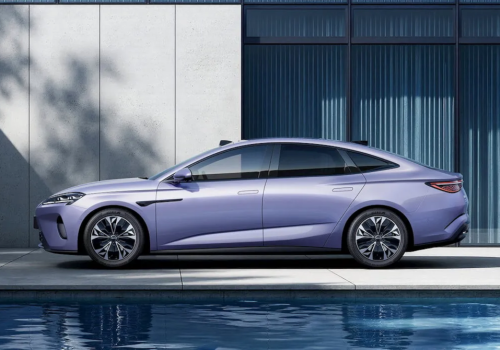 5 minut i jedziesz dalej. BYD ładuje elektryka jakby go tankował