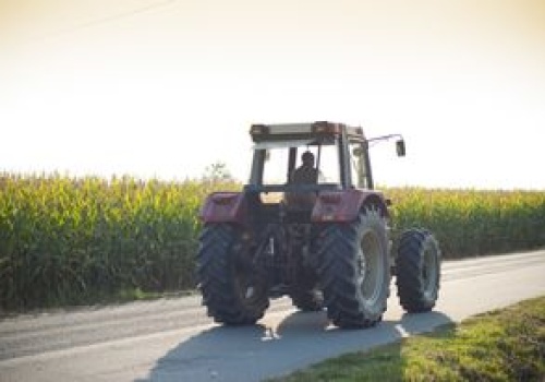 Nawet 1500 zł kary. Tak może się skończyć jazda ciągnikiem po ulicy