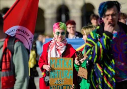 „Kwiaty w pięść”. Marsz z okazji Dnia Kobiet w Łodzi