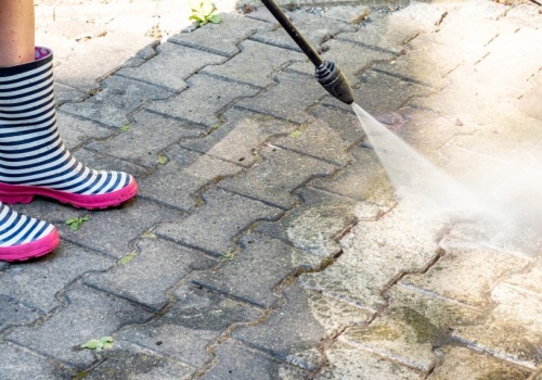 Kostka brukowa brudna od piasku i soli? Tak usuniesz plamy po zimie