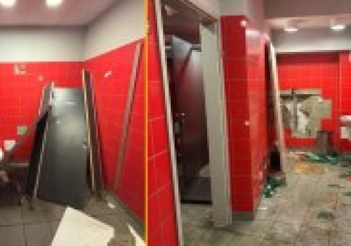 Demolka na stadionie Widzewa. Pseudokibice Lecha zdewastowali toalety