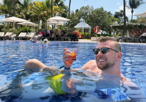 Taki to pożyje! Adrian Borecki wypoczywa w Meksyku. Plaża, słońce i karaoke