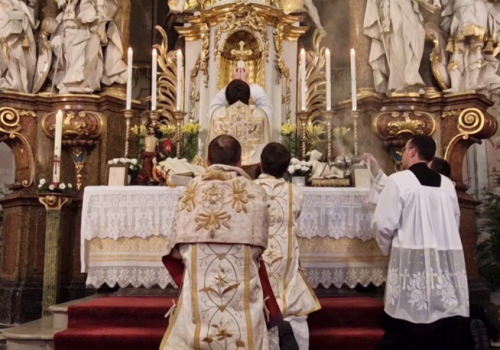 „Rażą mnie kobiety w prezbiterium”. Pani Izabela szuka w Kościele Ewangelii, nie emancypacji