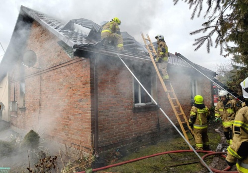 Pożar budynku mieszkalnego w Trzeszczanach Pierwszych. Na miejscu pracowało ponad 50 strażaków