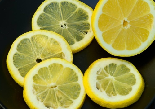 Wystarczy mały owoc i kilka liści. Połóż to przy oknie. Efekt zobaczysz po chwili