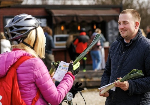Na Zakrzówku zamiast tulipanów rozdawali pory. Dariusz Badurski przypomina kobietom: to pora na badania