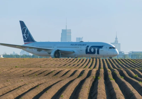 Zła wiadomość dla podróżnych, LOT odwołuje kolejne połączenia. Nadzieją współpraca z Air Arabia?