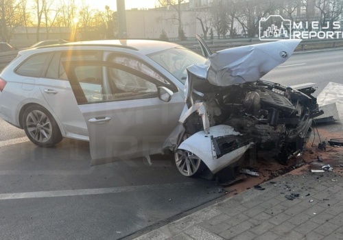 Kierująca Skodą wjechała w wiadukt na Białołęce. Dwie osoby poszkodowane