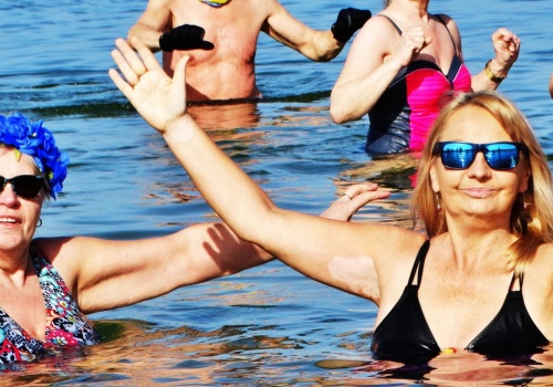 Dzień Kobiet w lodowatym Bałtyku. Morsy świętowały na plaży w Ustce