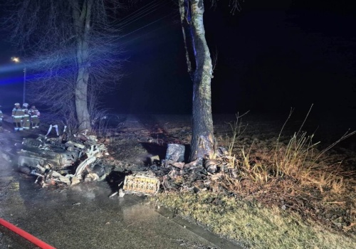 Kierujący BMW wjechał w drzewo i wypadł z pojazdu. Auto stanęło w ogniu. Jedna osoba nie żyje