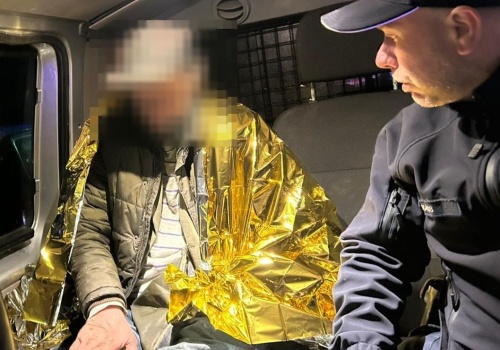 Wracał ze sklepu do domu, przewrócił się i nie mógł wstać. Nie wiedział gdzie jest