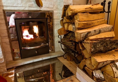 Tego drewna lepiej nie wrzucaj do kominka. Dymi, szkodzi i jest niezgodne z przepisami