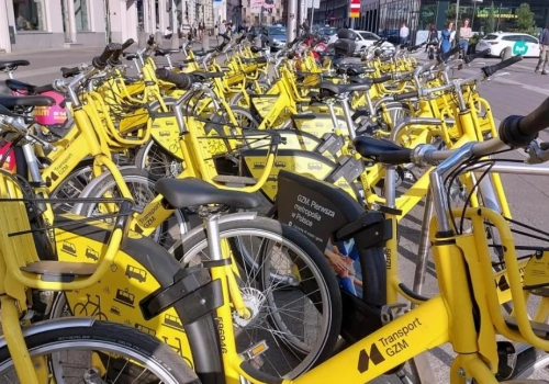 60 minut bezpłatnie dla pasażerów pociągów i kaski do 16. roku życia. Nowy regulamin Metroroweru
