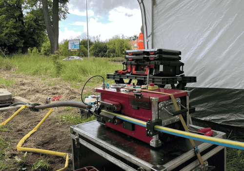 Mniej prac budowlanych, większa przepustowość – nowy standard instalacji światłowodu na kolei