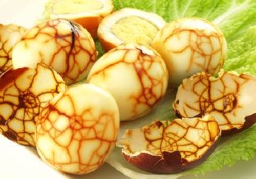 Wyglądają, jakby popękały, chociaż są idealnie ugotowane. Tych jajek nie może zabraknąć podczas Wielkanocy