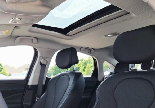 103 890 zł wystarczy na dużego sedana z 213-konnym napędem PHEV. Corolla może na tym stracić