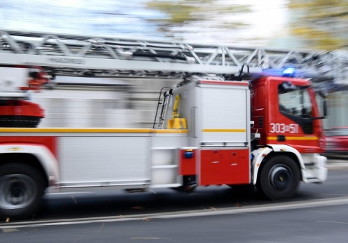 Dach hotelu w Tychach stanął w płomieniach. Goście musieli uciekać w środku nocy