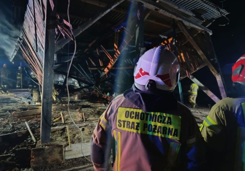 Pożar w tartaku w Wólce Husińskiej. Strażacy walczyli z rozwiniętym ogniem