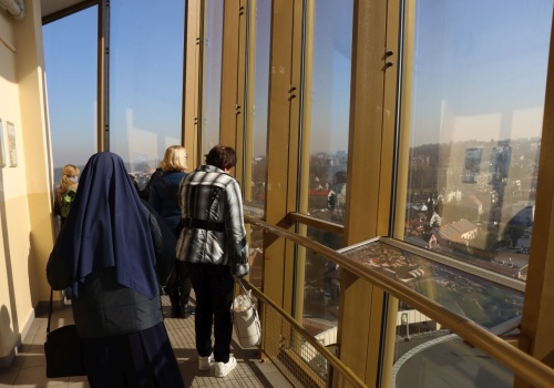 Taras widokowy w Łagiewnikach. Panorama Krakowa z wieży przy Sanktuarium Miłosierdzia