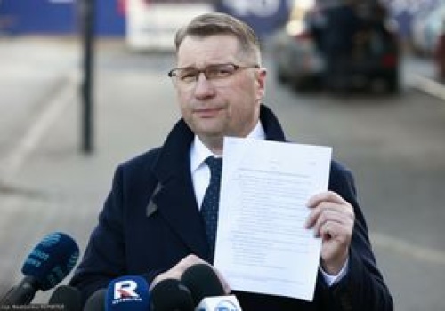 Czarnek uderza w rząd na stacji paliw. 