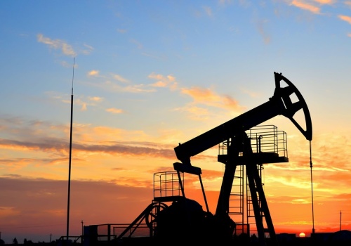 Cena ropy ostro w górę po ataku na Iran. Media: możliwa stanowcza reakcja grupy G7