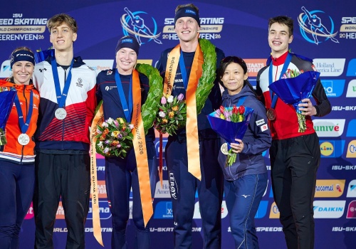 Łyżwiarstwo szybkie. Władimir Semirunnij z historycznym medalem MŚ