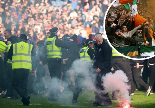 Totalny chaos! Wielka bijatyka kibiców, policja wbiegła na murawę. 