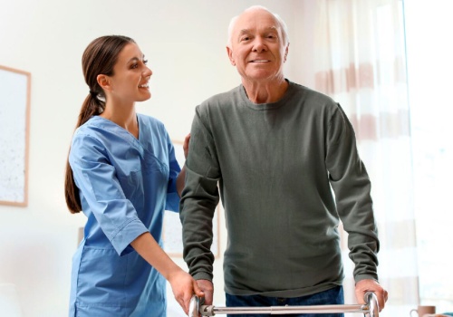 Gerontolog a geriatria – czym się od siebie różnią i kogo wybrać w Krakowie?