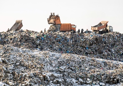 Ofiary śmiertelne osuwiska na największym wysypisku śmieci w Indonezji