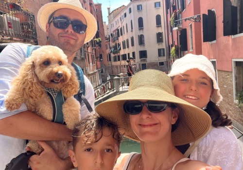 Mąż i dzieci lecieli tanimi liniami, żona z psem zwykłymi. Za PSYjazną podróż trzeba sporo płacić